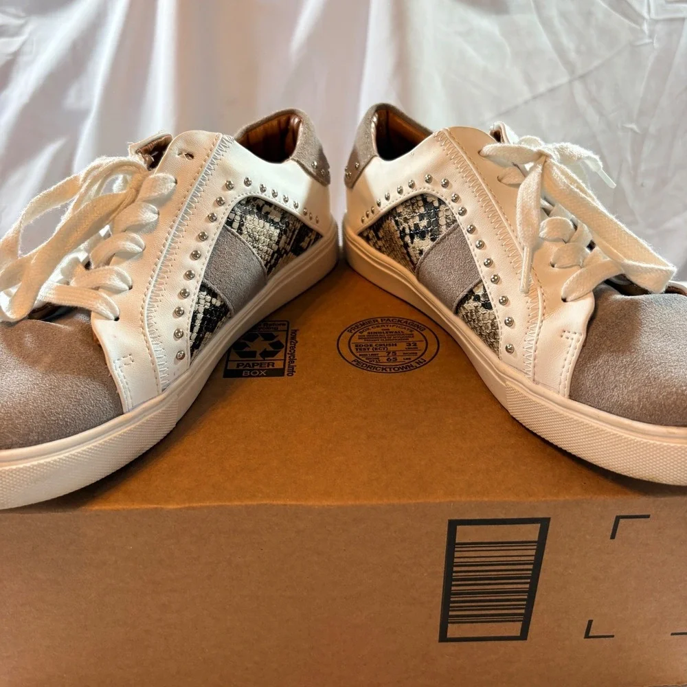 Steve Madden Annita Sneakers Womens 8 White Snakeskin Studded Leather Low Top